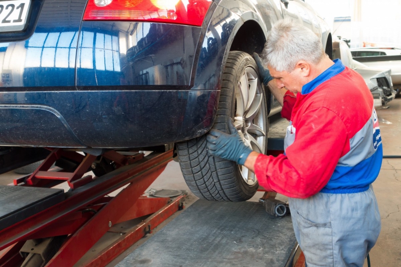 vitrine-ST AUBAN-min_auto_repair_repair_lift_auto_mechanic_work_clothes_master_professional_man_of_the_fold-685629