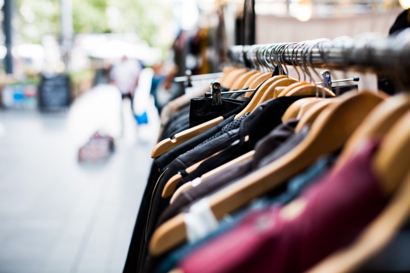 vitrine-ST AUBAN-min_blur_close_up_focus_hanger_jacket_market_people_rack-1176303