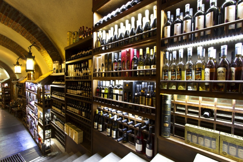 vitrine-ST AUBAN-min_world_street_travel_shop_canon_georgia_wine_bottles-429767